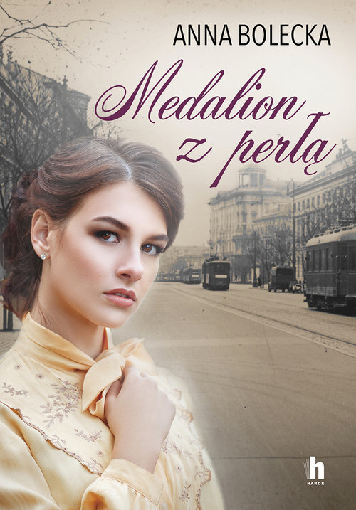 Medalion z perłą (wielkie litery)